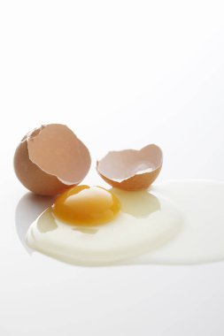 kırık tavuk yumurta beyaz zemin üzerine. 