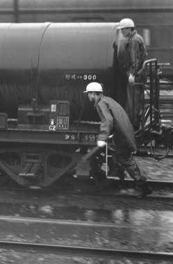 Japon Demiryollarının Gündüz Siyah ve Beyaz Çekimi