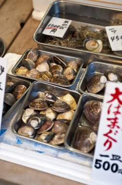 Markete yakın bir yerde taze deniz ürünleri.