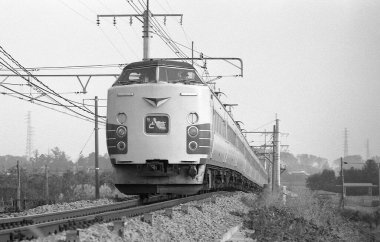 Yolcu treninin kırsal alanda araba sürüşünün siyah beyaz fotoğrafı 