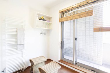 Modern otel odasının ayrıntıları açık renkli.