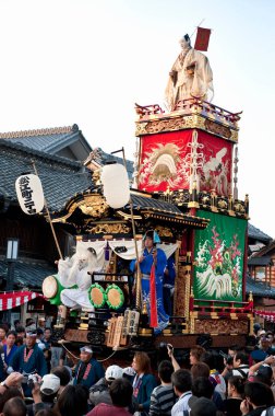 Geleneksel Japon Festivali Yüzer (Dashi veya Yama) Bir Tarihi Kentte Göstericiler ve Kalabalıkla.