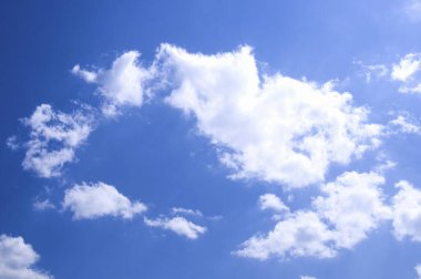 Gündüz vakti beyaz bulutlu mavi gökyüzü 