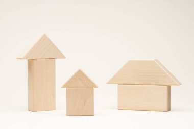 Yeni ahşap evlerin manzarasını kapatın. küçük oyuncak modelleri