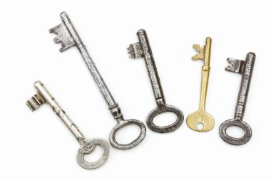 Beyaz arka plan üzerinde izole metal anahtarlar