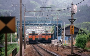 Asya şehrinden geçen trenlerin gündüz görüşü