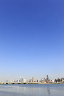 Sakin Sumida Nehri boyunca yükselen Tokyo gökdelenleri