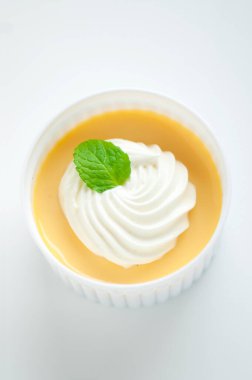 Nefis kremalı tatlı ve nane yaprağı, üst manzara.