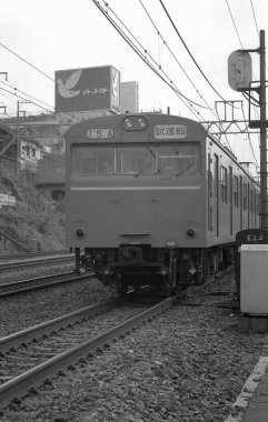 Modern bir vagon, gün boyunca Japon demiryolunun ana hattında sorunsuzca ilerler..