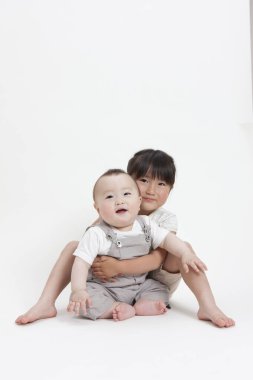 Evde oynayan küçük Asyalı çocuklar. 