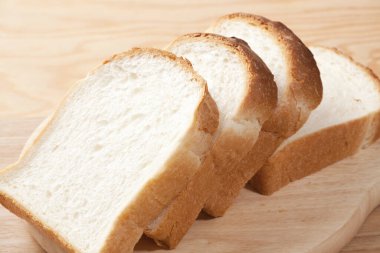 Tahtada taze dilimlenmiş ekmek, yakın plan.