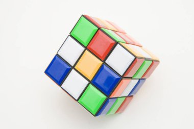 rubik küpü beyaz arkaplanda izole