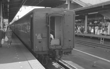 Yolcu treni olan bir istasyon platformu. siyah beyaz fotoğraf 