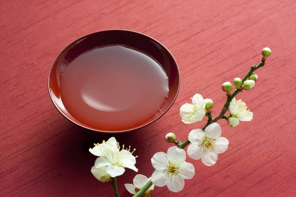 Pflaumenzweig Mit Blühenden Blumen Und Traditioneller Japanischer Tasse Mit Sake — Stockfoto