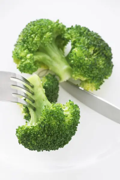 Mangiare Broccoli Con Una Forchetta — Foto Stock