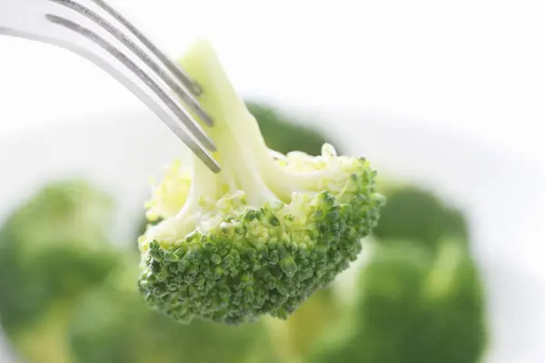 Mangiare Broccoli Con Una Forchetta — Foto Stock