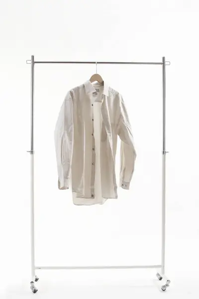 Weißes Hemd Hängt Auf Kleiderbügel Isoliert Weißen Hintergrund — Stockfoto