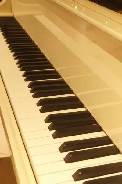 Белое Пианино Ключами Close — стоковое фото