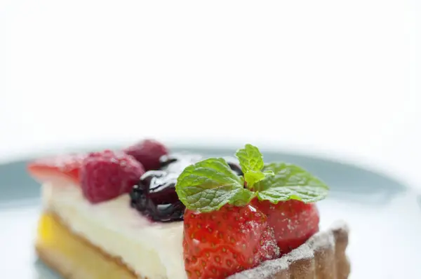 イチゴと新鮮な自家製フルーツケーキ — ストック写真
