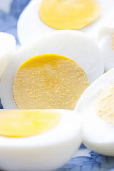 Een Bord Hardgekookte Eieren Met Een Paar Uitgesneden Plakjes — Stockfoto