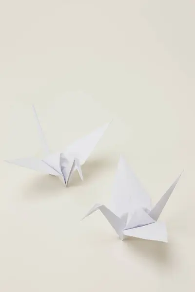 Origami White Paper Sobre Fundo Cinza — Fotografia de Stock