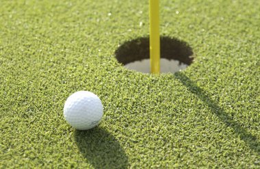 Toplu golf sahası ve yeşil çimenler, yakın plan.         