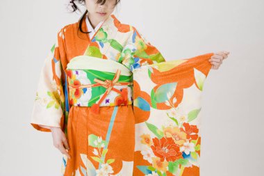 Çiçekli kimonolu genç bir kadın.  