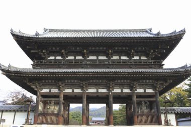 Tapınak manzarası, geleneksel Japon mimarisi.