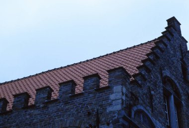 Mavi gökyüzüne karşı eski evlerin çatısı 