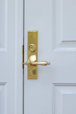 Beyaz bir kapının kolu.