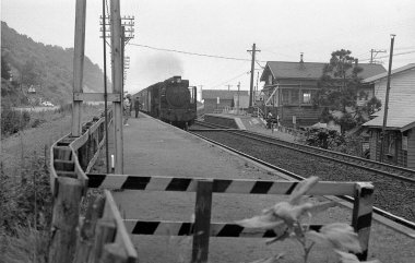 Japon Demiryollarının Gündüz Siyah ve Beyaz Çekimi