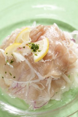 Jambon ve soğanlı lezzetli salatanın yakın görüntüsü 