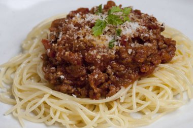 Etli makarna, arka planda peynir, yakın plan.