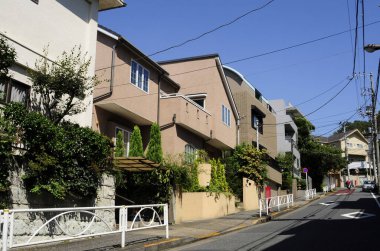 Tokyo 'nun canlı Meguro-ku bölgesinin sokak manzarası, Japonya 
