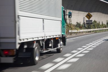 Kamyon hareket halinde, trafik bulanık.