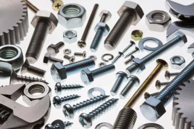 Metal civata ve viteslerin beyaz arkaplandaki yakın görüntüsü      