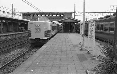 Japonya, şehirdeki tren istasyonu, siyah beyaz. 