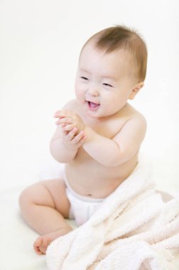 Arka planda küçük Asyalı bebek, kapat.