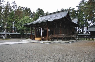 Bahçedeki geleneksel Japon tapınağı manzarası.