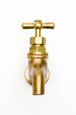 Beyaz arka plan üzerinde izole pirinç musluk.