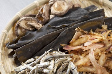 Farklı içerikli Japon tarzı yiyecekler.