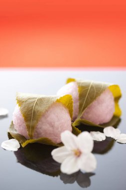 Yumuşak Asya tatlıları. Yeşil yapraklara sarılmış Japon Mochi. 