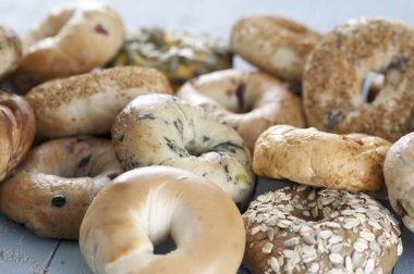 Beyaz arka planda taze simit 