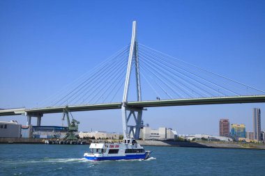 Japonya, Osaka 'daki Tempozan Köprüsü' nün altında seyir halindeki gemi görüntüsü