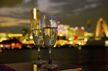 Şehrin arka planında bir kadeh şarap