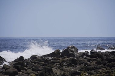 Sahilde dalgalar ve okyanus