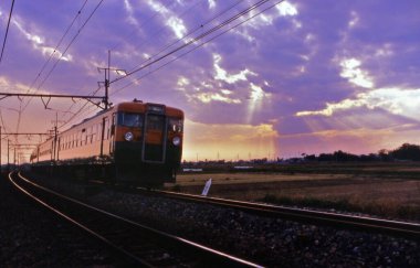 Tren Japon kırsalında demiryolunda, gündüz manzaralı. 