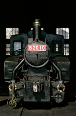 Arka plandaki tren istasyonunda buharlı lokomotif