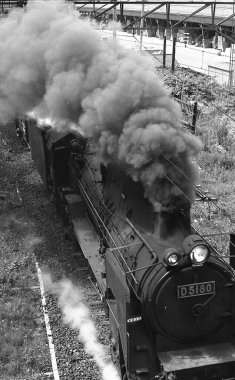 Eski lokomotif treninin siyah beyaz fotoğrafı 