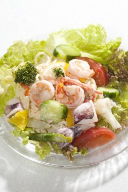 Sebzeli taze karides salatası.     